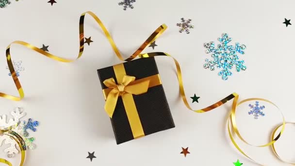 圣诞节背景 褐色盒子 上面有金丝带 新年和圣诞节 圣诞节背景的礼物 雪花雪花 从上面看 — 图库视频影像