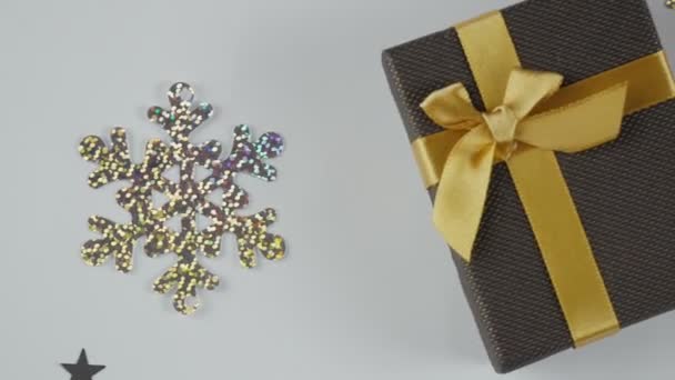 Fondo Navideño Caja Marrón Con Cinta Oro Año Nuevo Navidad — Vídeos de Stock