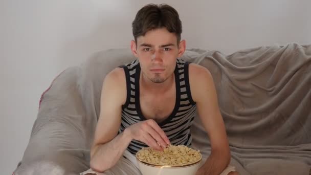 Mec Excité Regarde Télé Type Qui Mange Pop Corn Sur — Video
