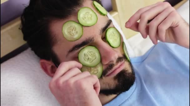 满脸胡须的人是黄瓜做的面具 男人的整形手术面部皮肤护理 — 图库视频影像