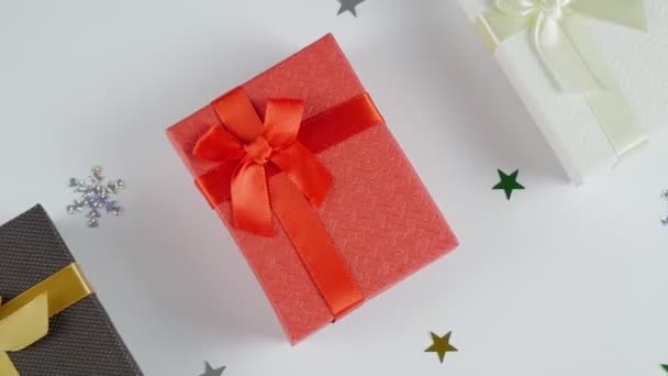 Fundo Natal Férias Três Caixas Branco Vermelho Castanho Ano Novo — Vídeo de Stock