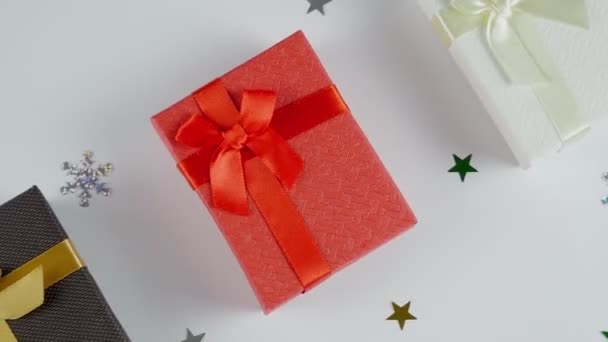 Χριστουγεννιάτικο Φόντο Τρία Κουτιά Λευκό Κόκκινο Καφέ Πρωτοχρονιά Και Χριστούγεννα — Αρχείο Βίντεο