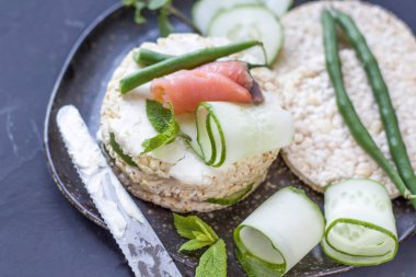 Tepside bir sandviç. Kırmızı balık ve yeşillikli sandviç. Bir sandviç. Krem peynirli ve balıklı sabah sandviçi. kopyalama alanı