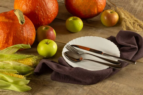 Ευτυχισμένες Ευχαριστίες Κολοκύθες Φρούτων Και Λαχανικών Ξύλινο Φόντο Πιάτο Και — Φωτογραφία Αρχείου