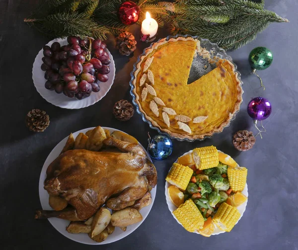 Tradycyjna Kolacja Świąteczna Tradycyjne Ciasto Kurczak Święto Dziękczynienia Boże Narodzenie — Zdjęcie stockowe