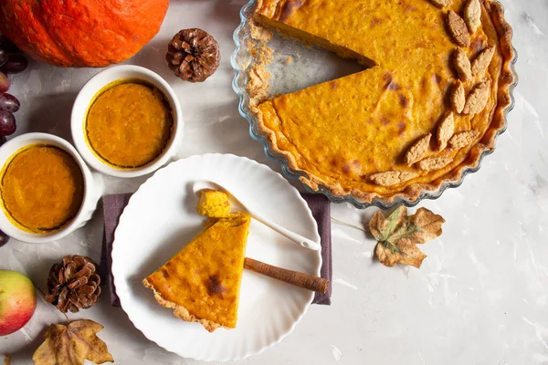 Zucca Del Ringraziamento Torta Tradizionale Sfondo Grigio Zucca Yalok Foglie — Foto Stock