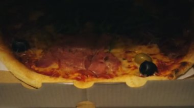 Ofise pizza teslimatı. Pizza tavuk ananaslı. Kutuda pizza. Ev yapımı pizza siparişi. Fast food partisi. Yukarıdan görüntüle