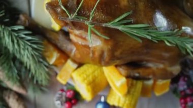 Geleneksel Şükran Günü yemeği. Taze geleneksel turta ve tavuk. Şükran Günü konsepti. Noel ya da yeni yıl. Yukarıdan görünüm.