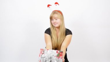 Beyaz saçlı ve yetenekli bir kızın portresi. Noel ve Yeni Yıl. Noel hediyesi.