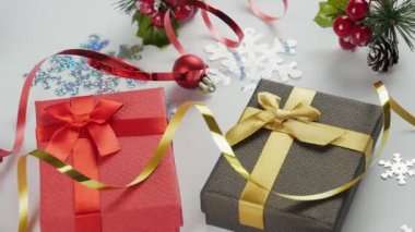 - Mutlu yıllar. Noel arkaplanı. Hediyeler kar taneleri ve yıldızların arasında yatıyor.