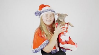 Köpekli bir kızın portresi. Noel ya da Yeni Yıl