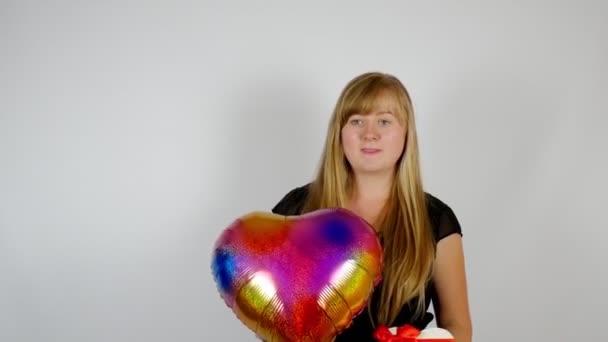 Ragazza Cuore Dono Festa San Valentino — Video Stock