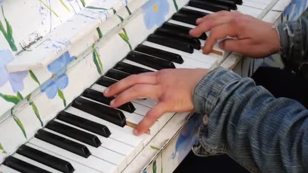 Der Mann Spielt Klavier Straßenklavier Tag Der Musik — Stockvideo