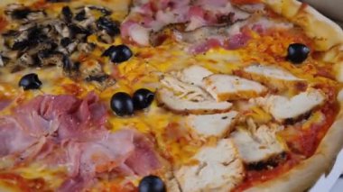 Ofise pizza teslimatı. Et pizzası. Kutuda pizza. Ev yapımı pizza siparişi. Fast food partisi. Yukarıdan bak. Yukarıdan bak. döndür