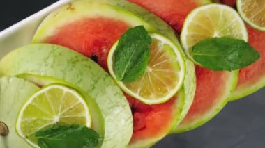 Narlar paketin içinde var. Bağışlar taze ve sulu. Bir mağazadaki rafta duran nar.