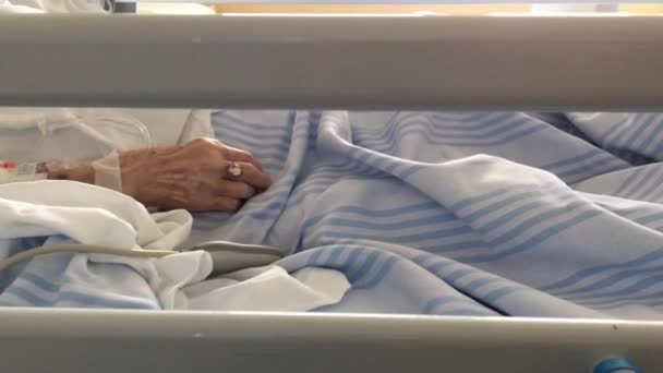 老年病人的手睡在病床上的医院室 — 图库视频影像