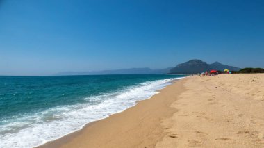 Marina di Orosei sahilinin altın kumu öğle güneşinin altında - Orosei - Nuoro - Sardinya - İtalya