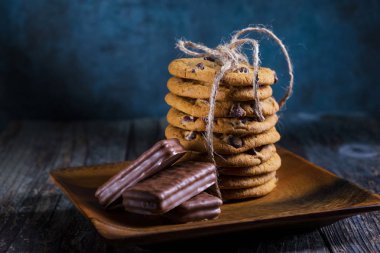 Tanımlama bilgileri ve çikolata rustik tarzı ahşap bir plaka üzerinde