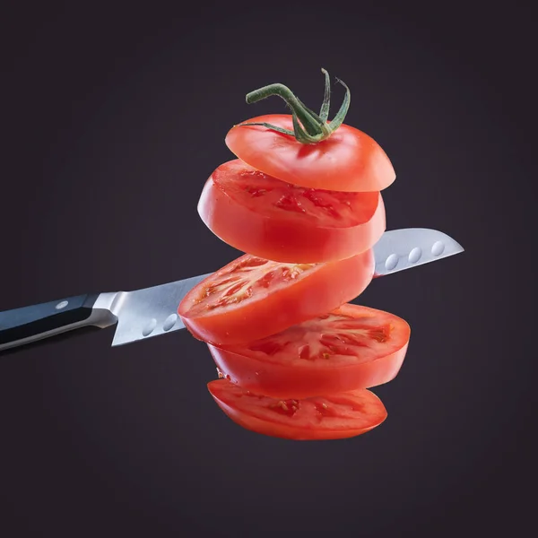 Messer Und Tomatenstücke Die Luft Schneiden Stockbild