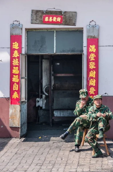 Beijing Chine Avril 2010 Deux Soldats Masculins Assoient Sur Des — Photo