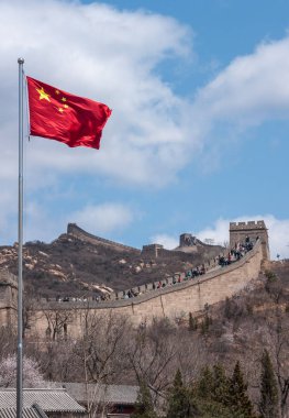 Beijing, Çin - 28 Nisan 2010: Çin Seddi Badaling adlı. Çin bayrağı ön ve arka tarafta üstte insanlar walkling ile duvar. Mavi gökyüzünün altında ufukta dağlar.