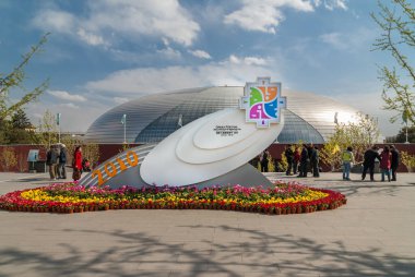 Beijing, Çin - 27 Nisan 2010: Opera Festivali çiçek Opear bina, metalik bir kubbe önünde çevrili arması beyaz heykeli. İnsanlar etrafında durmak.