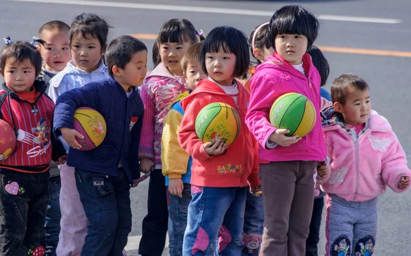 Пекин Китай Апреля 2010 Года Крупный План Группы Маленьких Детей — стоковое фото