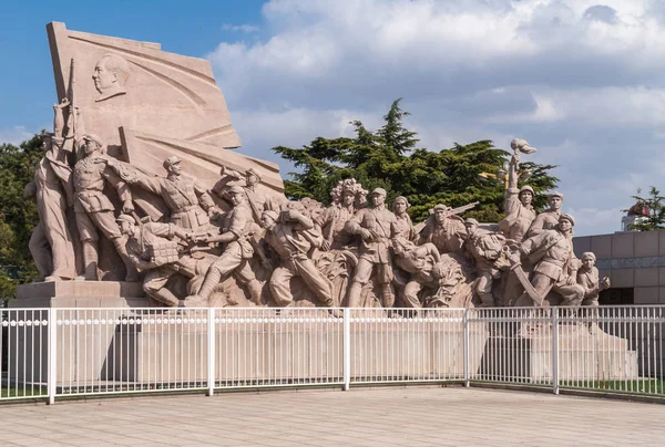2010 ベージュ背の高い正方形のオベリスク青い光青空天安門広場の人民英雄戦争の記念物 中国国家博物館に戻る — ストック写真