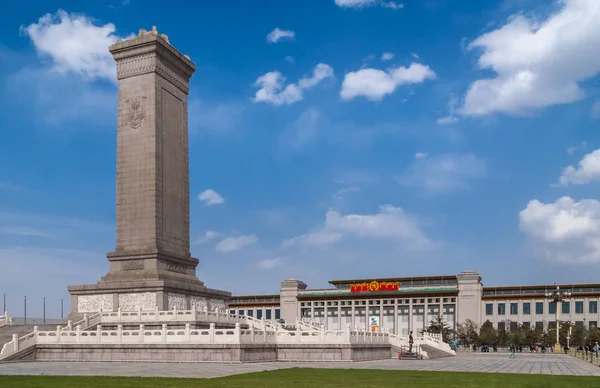2010 ベージュ背の高い正方形のオベリスク光青い空を背景に天安門広場で人の英雄戦争の記念物 中国国家博物館に戻る — ストック写真