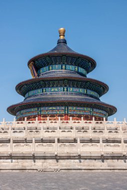 Beijing, Çin - 29 Nisan 2010: Cennet Tapınağı park. Mavi üç düzey pagoda merkezi Taocu bina olarak dekore edilmiş. Çimento korkuluk önde, tüm tam mavi gökyüzü altında.