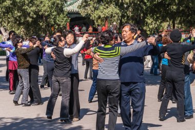 Beijing, Çin - 29 Nisan 2010: Cennet Tapınağı park. Grup insan dans eden yavaş vals yeşil ağaçlar avluda çiftler. Tüm rahat giysiler giyiyor.