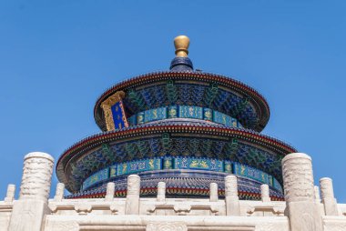 Beijing, Çin - 29 Nisan 2010: Cennet Tapınağı park. Top mavi closeup üç düzey pagoda merkezi Taocu bina olarak dekore edilmiş. Tüm tam mavi gökyüzü altında.