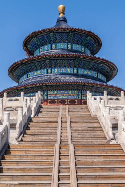 Beijing, Çin - 29 Nisan 2010: Cennet Tapınağı park. Merdiven mavi kadar üç düzey pagoda merkezi Taocu bina olarak dekore edilmiş. Çimento korkuluk önde, tüm tam mavi gökyüzü altında.