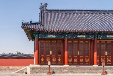 Beijing, Çin - 29 Nisan 2010: Cennet Tapınağı park. Bir düzey tarafı mavi çatı ve kestane rengi sütunlar ve cephe bina. Altın süslemeleri ve fenerler.