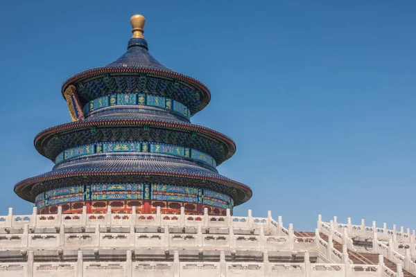 Beijing, Çin - 29 Nisan 2010: Cennet Tapınağı park. Mavi üç düzey pagoda merkezi Taocu bina olarak dekore edilmiş. Çimento korkuluk önde, tüm tam mavi gökyüzü altında.