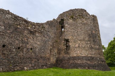 Torlundy, İskoçya - 11 Haziran 2012: Doğal taş surlar ile köşe kule Inverlochy Castle yakınındaki Fort William. Dış görünümü. Yeşil çim ve açık mavi gökyüzü.