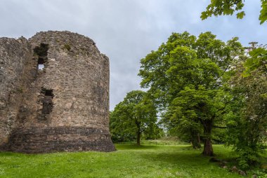 Torlundy, İskoçya - 11 Haziran 2012: Doğal taş surlar ile köşe kule Inverlochy Castle yakınındaki Fort William. Dış görünümü ağaçları ile. Yeşil çim ve açık mavi gökyüzü.
