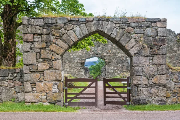 Torlundy 苏格兰 2012年6月11日 自然石门与三角弓到 Inverlochy 城堡附近的领域威廉堡 绿草和树叶 灰色天空 — 图库照片