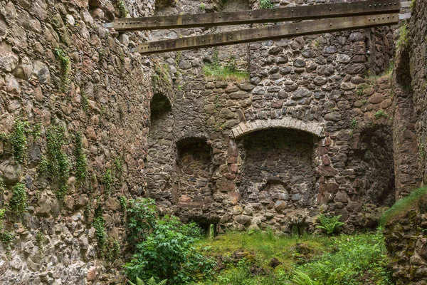 Invergarry Schottland Juni 2012 Große Dunkelbraune Ruinen Mauern Mit Hölzernen — Stockfoto