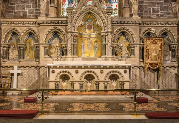 威廉堡 苏格兰 2012年6月11日 圣安德鲁斯教堂内展示了现代祭坛在石艺术背景前 — 图库照片