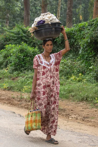 Naralapura Karnataka India Noviembre 2013 Mujer Joven Vestido Largo Blanco —  Fotos de Stock