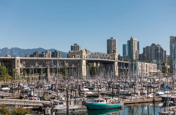 Vancouver Kanada Temmuz 2018 Burrard Köprüsüyle Yatlar Bol Teknesi Olan — Stok fotoğraf