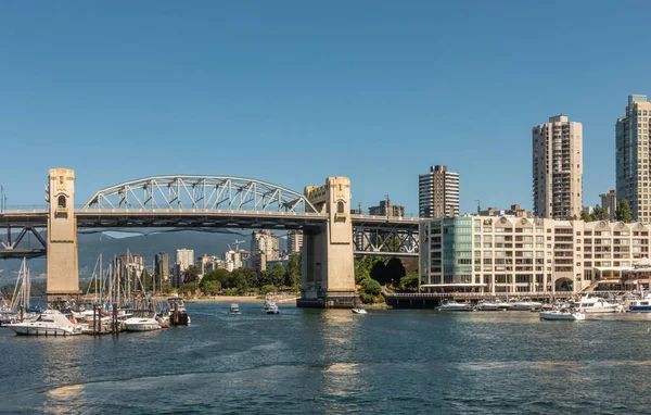 加拿大温哥华 2018年7月15日 Burrard 街大桥特写在蓝天下 塔的地平线 渡轮和船前 — 图库照片