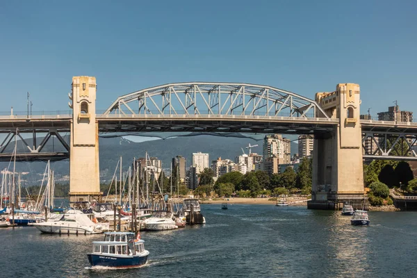 バンクーバー カナダ 2018 クローズ アップ バラード通り橋の青い空の下で 塔とヨット フェリーやボート アップ フロントのスカイライン — ストック写真