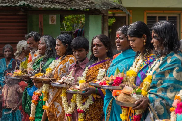 Belathur カルナタカ インド 2013 並ぶ花と食品のプレートを保持式の間に Pilgirms を出発に別れを入札主色鮮やかなサリーを着て女性のグループ — ストック写真