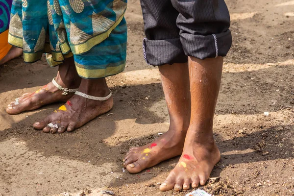 洗浄され 告別式中に飾られた巡礼者の足の つのペアの Belathur カルナタカ インド 2013 クローズ アップズボンの部分汚れや足首の宝石類 — ストック写真