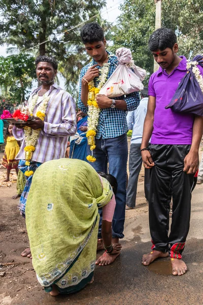 Belathur Karnataka Indien November 2013 Pilgrim Män Fötter Tvättade Kvinna — Stockfoto