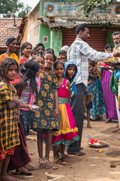 Belathur Karnataka India November 2013 Group Smiling Young Girls Bidding — Stock Photo, Image