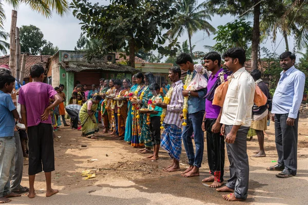 Belathur Karnataka Índia Novembro 2013 Grupo Alinhado Mulheres Vestidas Principalmente — Fotografia de Stock