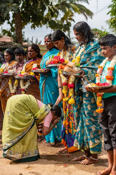 Belathur Karnataka Indien November 2013 Påklädd Fodrad Grupp Mestadels Färgglatt — Stockfoto